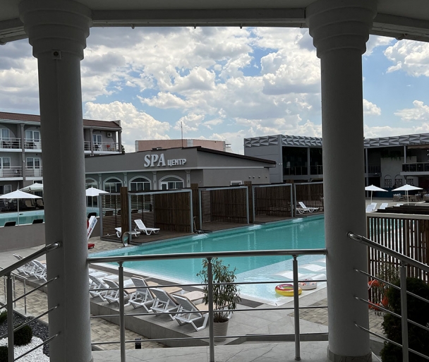 отели в саки с бассейном