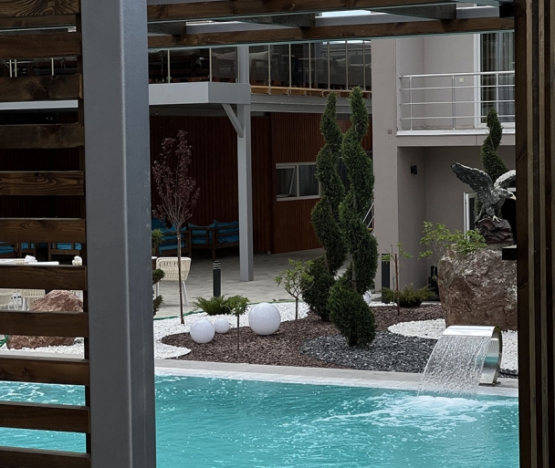 отели в саки с бассейном